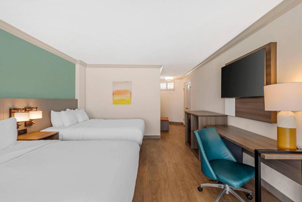 Standard Queen Room with Two Queen Beds - Non-Smoking interior